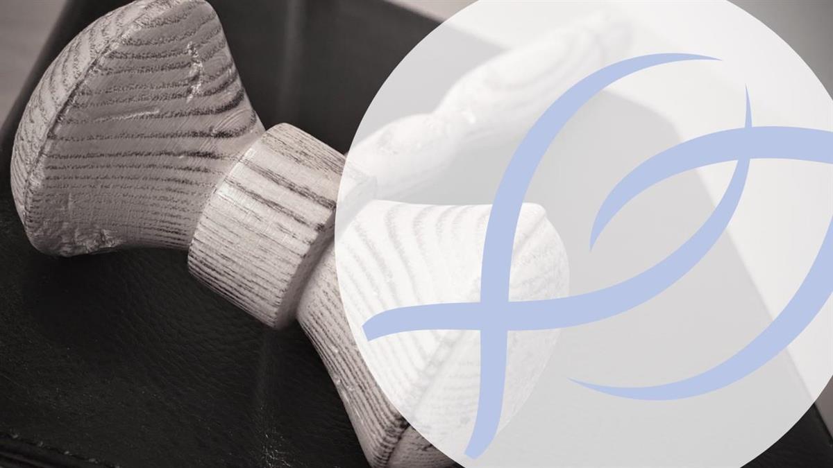 Bilde av kommunelogo og ordførerklubba - Klikk for stort bilde