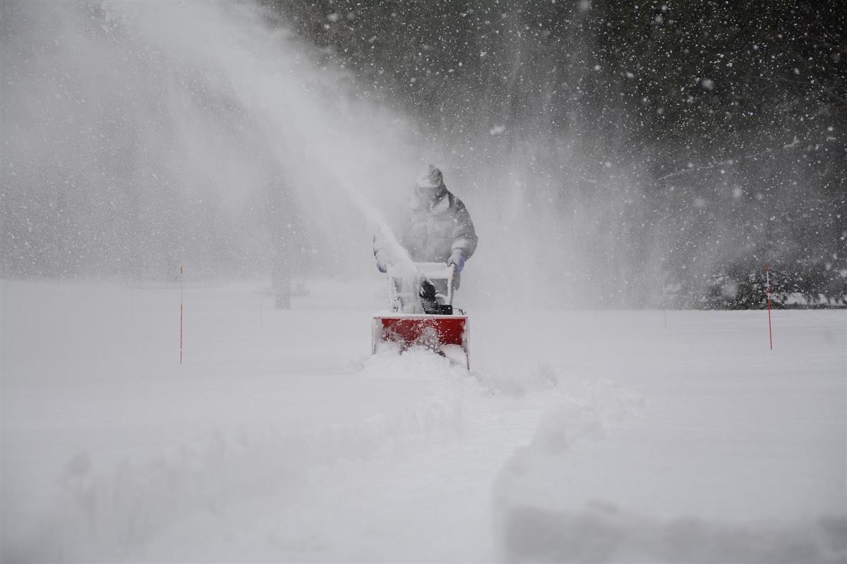 bilde av person som freser bort snø - Klikk for stort bilde