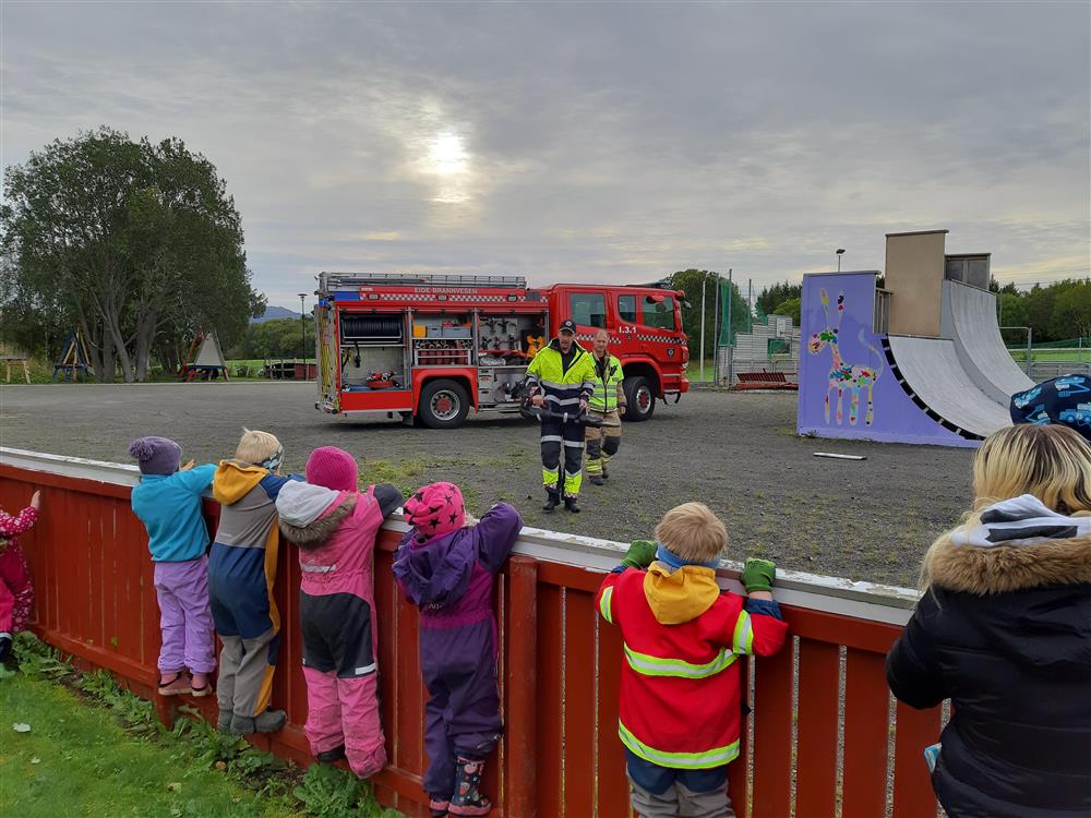 Vevang barnehage- besøk av brannvesenet - Klikk for stort bilde