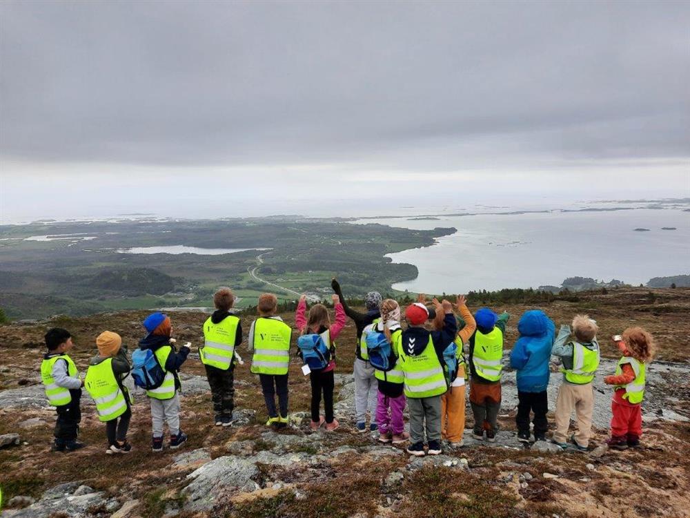 Bilde av barn på Lyngstadfjellet - Klikk for stort bilde